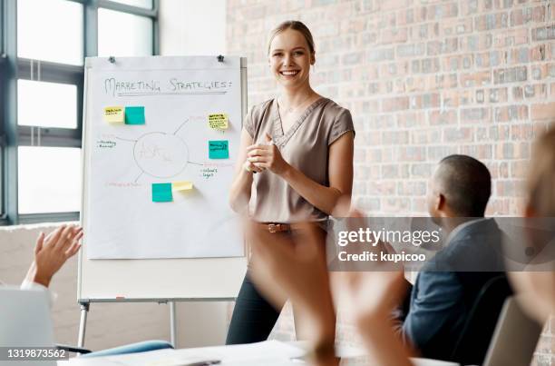 schuss einer jungen geschäftsfrau, die bei einer präsentation in einem büro applaus erhielt - employer branding stock-fotos und bilder