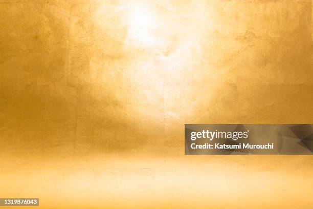 gold foil wallpaper texture background - foil fotografías e imágenes de stock