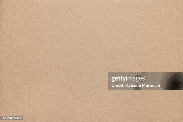 brown cardboard texture background - packpapier stock-fotos und bilder