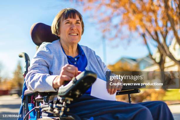 volwassen volwassen vrouw met een handicap leeft het leven ten volle - multiple sclerose stockfoto's en -beelden