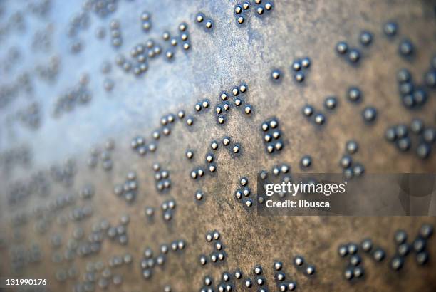 braille piastra metallica su toilette pubblica - braille foto e immagini stock