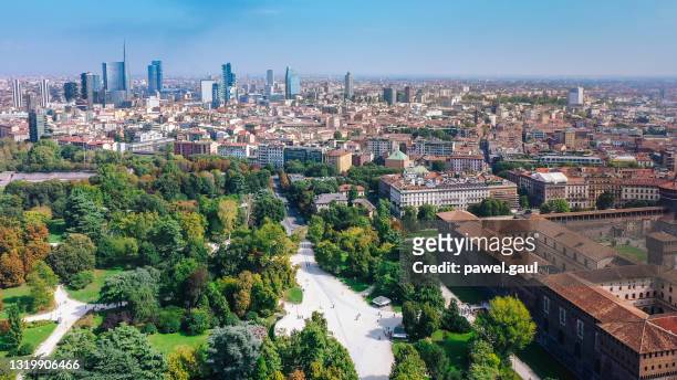 vista aérea da cidade de milão com parque sempione, itália - castello sforzesco - fotografias e filmes do acervo