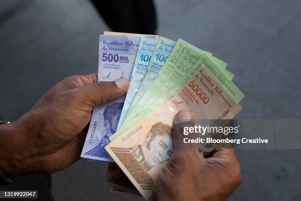 venezuelan bolivar banknotes - venezuelan bolívar currency stock pictures, royalty-free photos & images