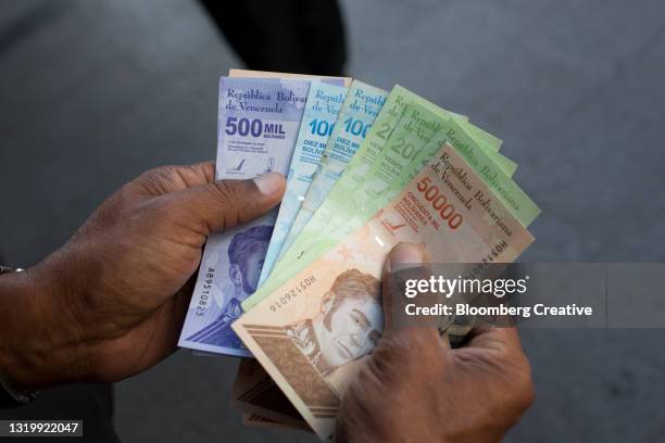 venezuelan bolivar banknotes - venezuela imagens e fotografias de stock