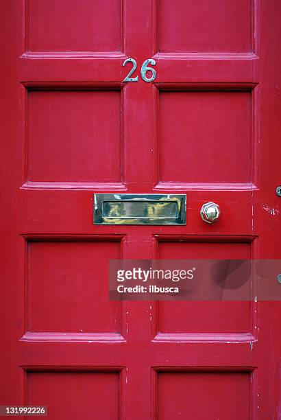 red door número 26 - ranura de buzón fotografías e imágenes de stock
