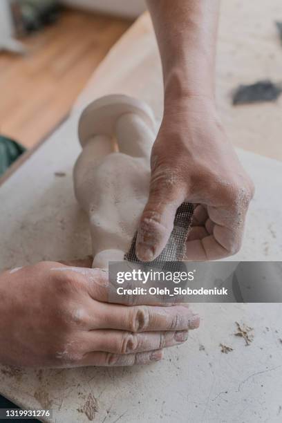 hombre ceramista trabajando en estudio - amoldar fotografías e imágenes de stock