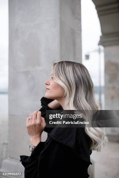 vrouw met gebleekt haar - haarkleur stockfoto's en -beelden