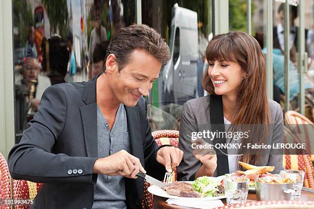 couple enjoying lunch at a restaurant, paris, ile-de-france, france - ile de france - fotografias e filmes do acervo