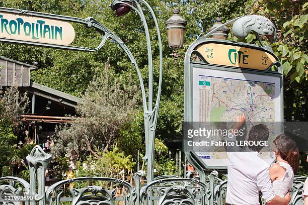 couple pointing at a map, paris, ile-de-france, france - paris metro sign stock pictures, royalty-free photos & images