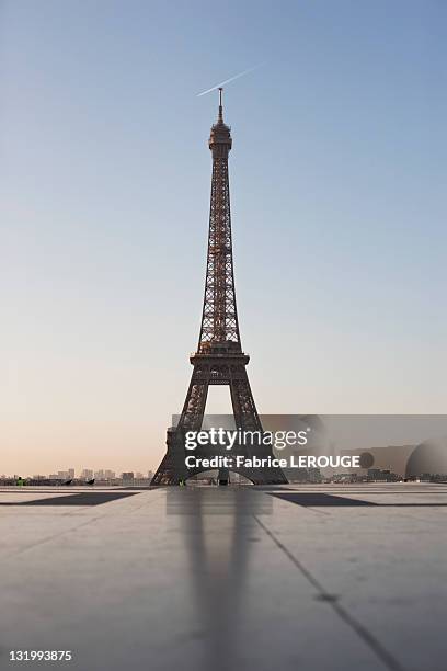 eiffel tower at dusk, paris, ile-de-france, france - eiffel tower silhouette stock pictures, royalty-free photos & images