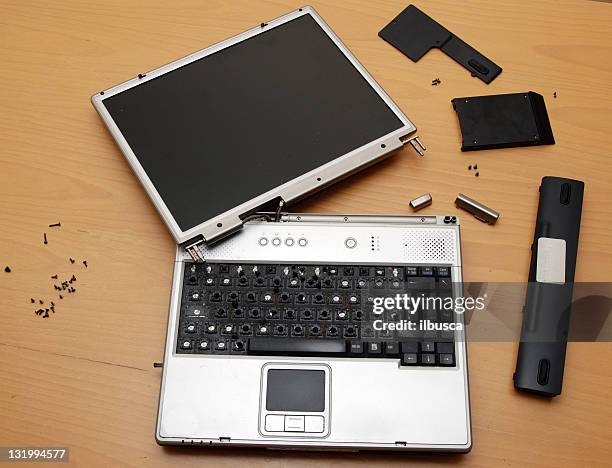 old broken dirty computer - broken laptop stockfoto's en -beelden