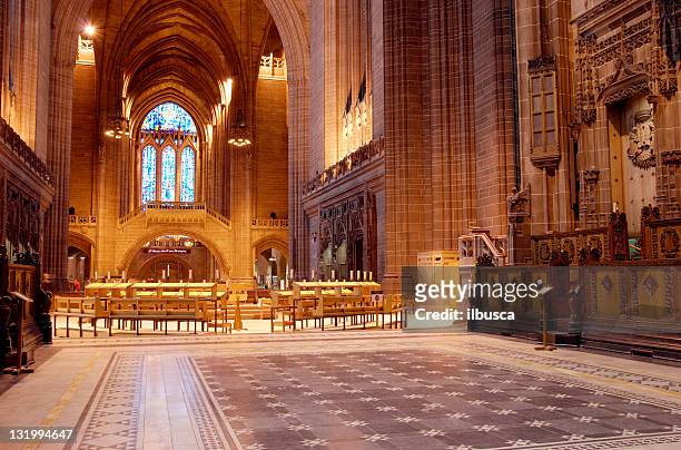 interior de la catedral anglicana en liverpool - catedral interior fotografías e imágenes de stock