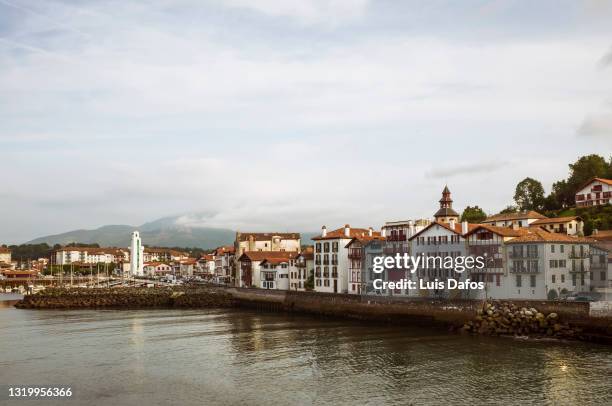 saint jean de luz waterfront - baskenland stock-fotos und bilder