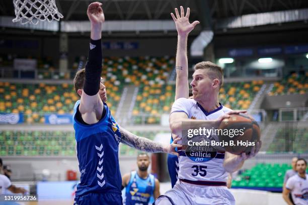 Max Salash of Hereda San Pablo Burgos and Chris Czerapowicz of Monbus Obradoiro during Liga Endesa match between Hereda San Pablo Burgos and Monbus...