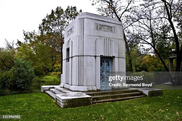 Famous Graves, Crypts, Mausoleums and Headstones in Chicago Famous Graves, Crypts, Mausoleums and Headstones in Chicago