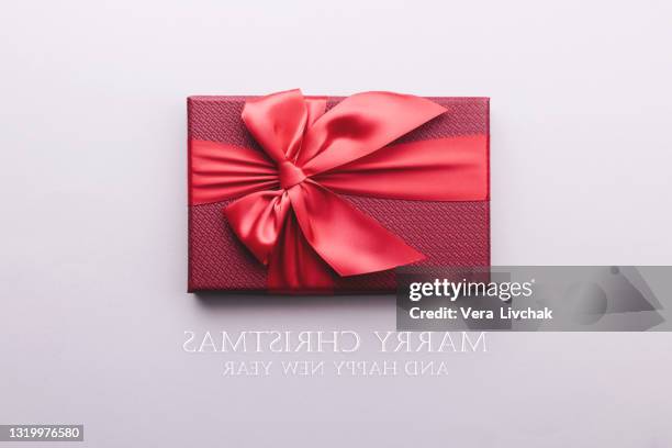small gift with red bow on grey background. free space for your text. - gift box tag stock-fotos und bilder