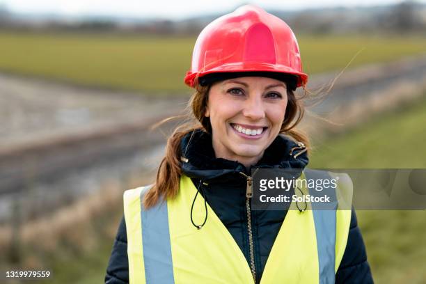 een expert op haar werk - building contractor stockfoto's en -beelden