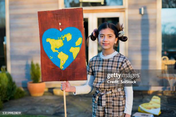 laten we onze planeet beschermen - demonstrant stockfoto's en -beelden