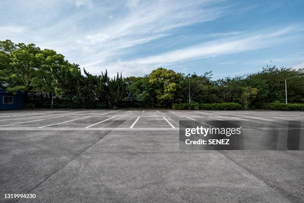 empty parking lot - aparcamiento fotografías e imágenes de stock