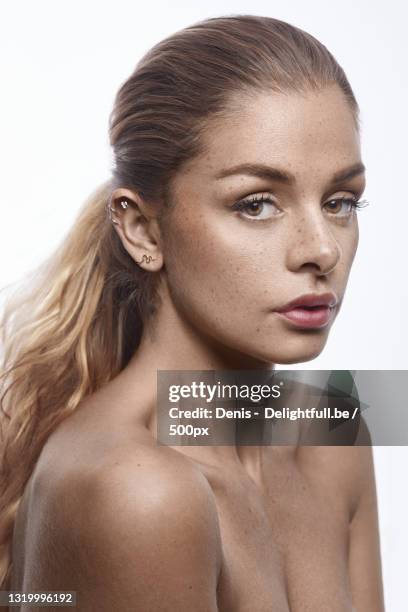 portrait of beautiful young woman with freckles,dour,belgium - editorial - fotografias e filmes do acervo