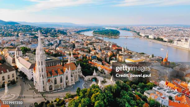 flyg i budapest ungern matthias kyrka och fiskarbastion - fiskarbastionen bildbanksfoton och bilder