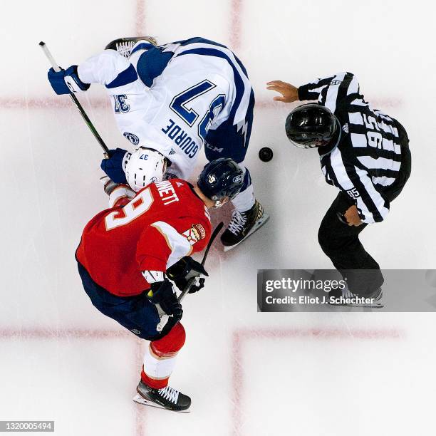 Hockey Puck Drop Photos and Premium High Res Pictures - Getty Images
