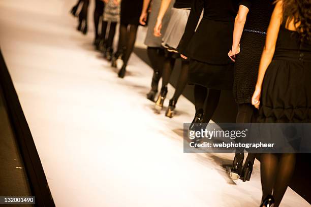 catwalk - fashion show stockfoto's en -beelden