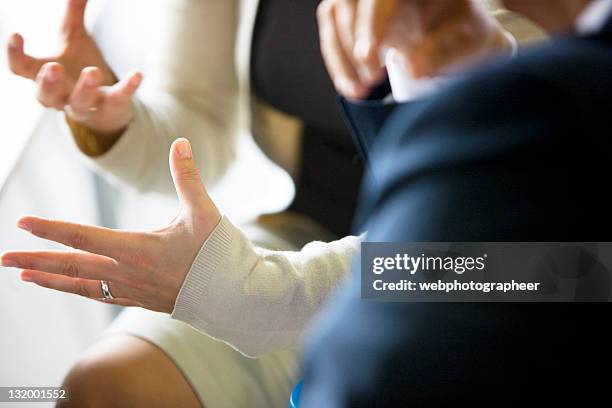 mujer de negocios gesticular - indicating fotografías e imágenes de stock