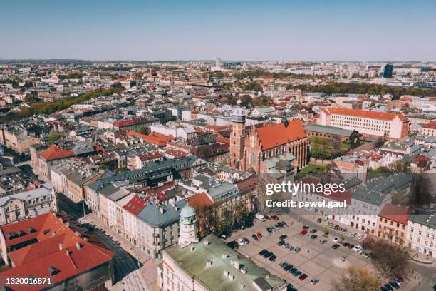 vista aérea del antiguo distrito judío de kazimierz en cracovia, polonia - krakow fotografías e imágenes de stock