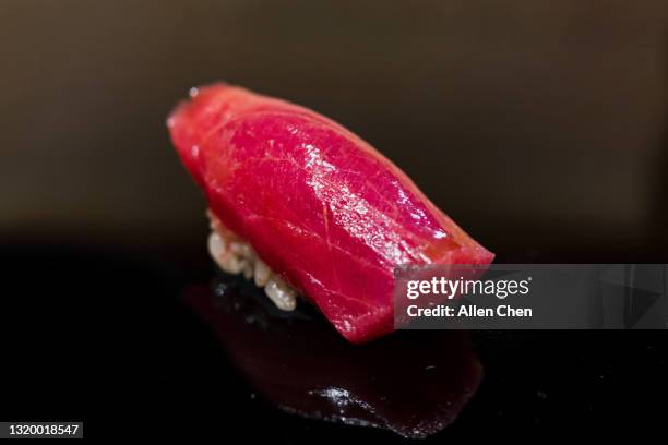 japanese tuna sushi - tuna nigiri stock-fotos und bilder