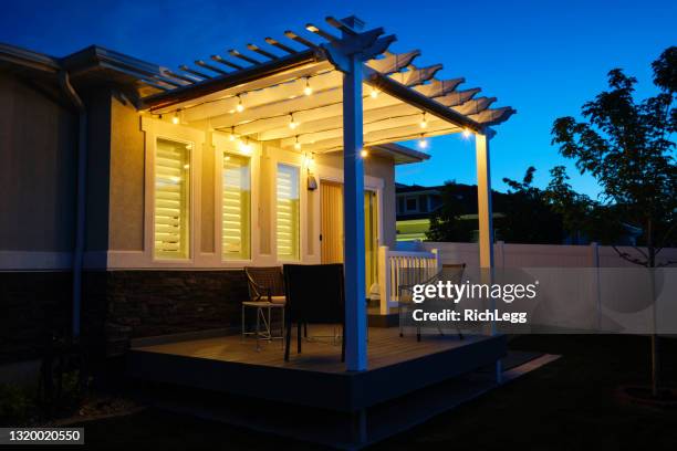 achtertuin dek en pergola - backyard deck stockfoto's en -beelden