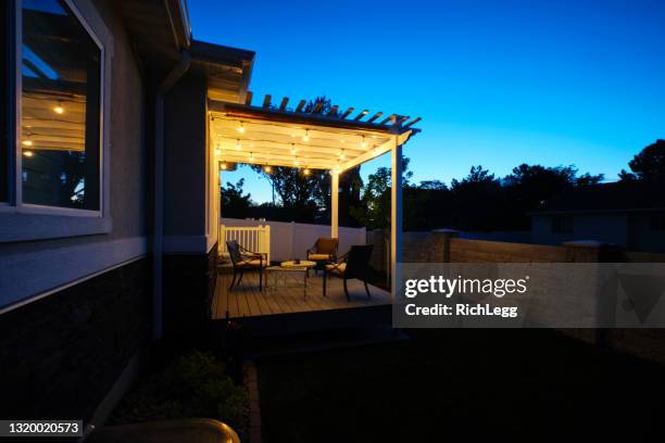 ponte cortile e pergola - garden lighting foto e immagini stock