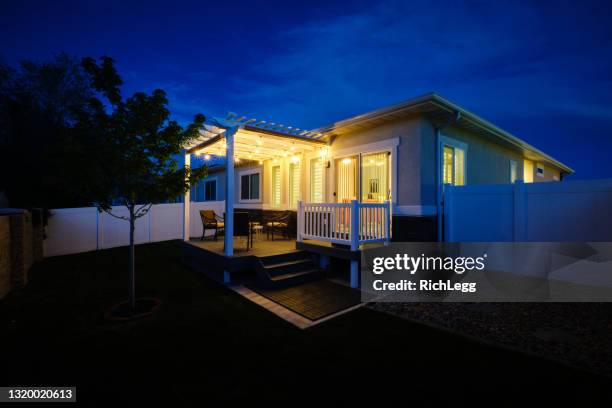 achtertuin dek en pergola - backyard deck stockfoto's en -beelden