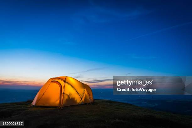 warm beleuchtete kuppel zelt camping auf berg mit blick auf sonnenuntergang tal - base camp stock-fotos und bilder