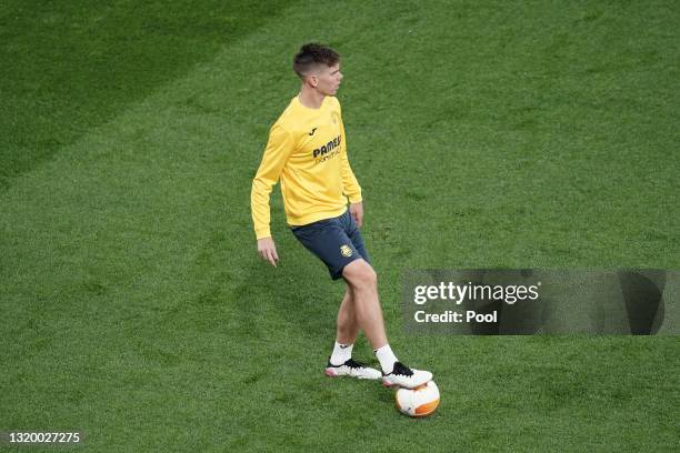 Juan Foyth of Villarreal CF controls the ball during the Villarreal CF Training Session ahead of the UEFA Europa League Final between Villarreal CF...