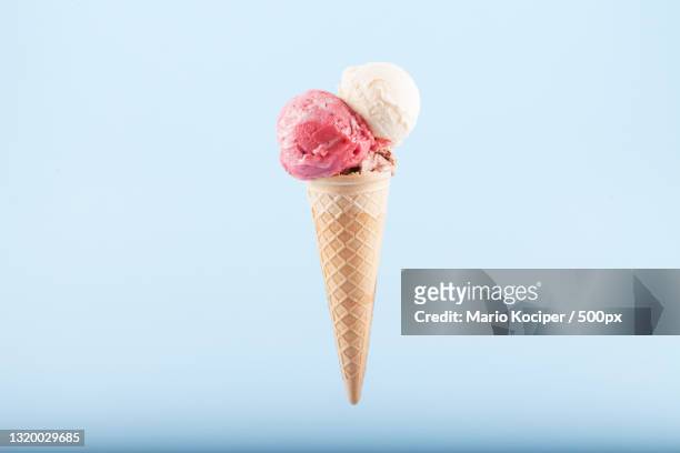 close-up of ice cream cone against white background,dugo selo,croatia - scoop shape photos et images de collection