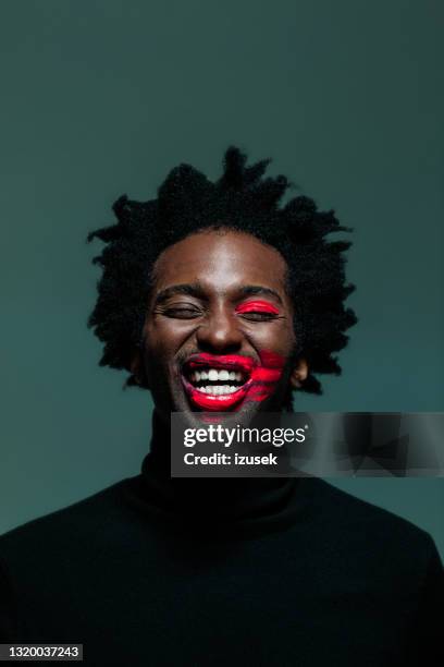 hombre con maquillaje en los ojos y los labios - oficios de eventos fotografías e imágenes de stock