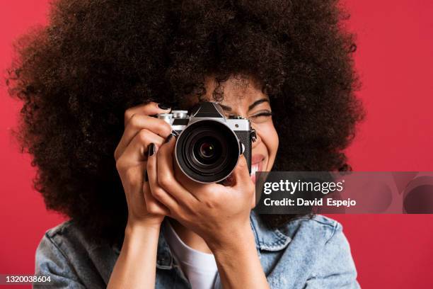 black woman taking photo on vintage camera - photographe photos et images de collection