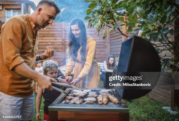 barbecuefeest in achtertuin - backyard grilling stockfoto's en -beelden