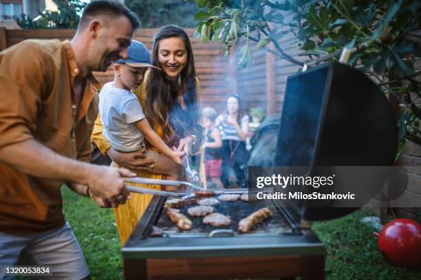 fiesta de barbacoa en el patio trasero - a la parrilla fotografías e imágenes de stock