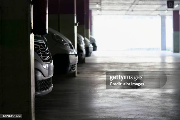 close-up of front bumpers of parked cars in parking lot - auto interieur stockfoto's en -beelden