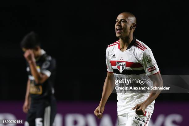 Bruno Alves of Sao Paulo celebrates after scoring the opening goal during a group E match of Copa CONMEBOL Libertadores 2021 between Sao Paulo v...