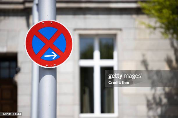 no parking street sign with residential building - parkverbot stock-fotos und bilder
