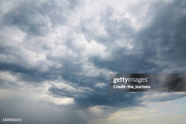 full frame shot of dramatic sky and dark rain clouds, abstract background - grey sky stock-fotos und bilder