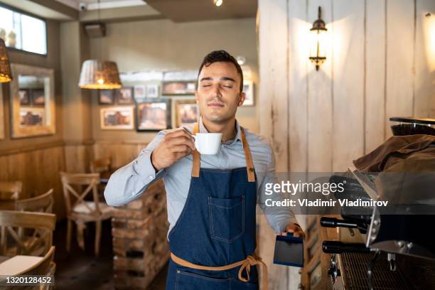 odore di caffè fresco - bartender foto e immagini stock