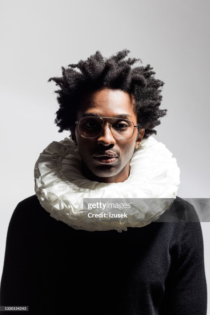 Man wearing neck ruff