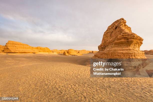 devil’s city - yadan landform (dunhuang yadan or yardang national geopark) in gobi desert. - landelement stockfoto's en -beelden