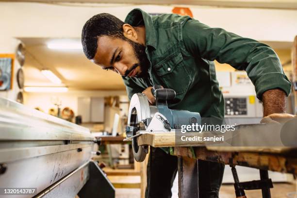 timmerman op het werk - elektrisch gereedschap stockfoto's en -beelden