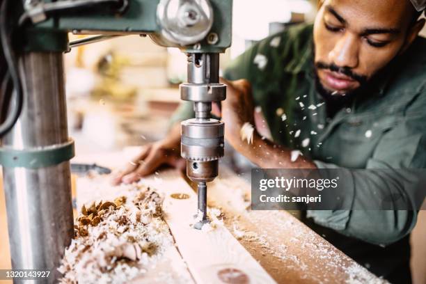 carpinteiro no trabalho - carpenter - fotografias e filmes do acervo