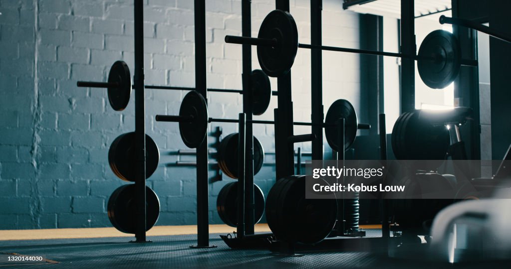 Stillleben von Trainingsgeräten in einer Turnhalle